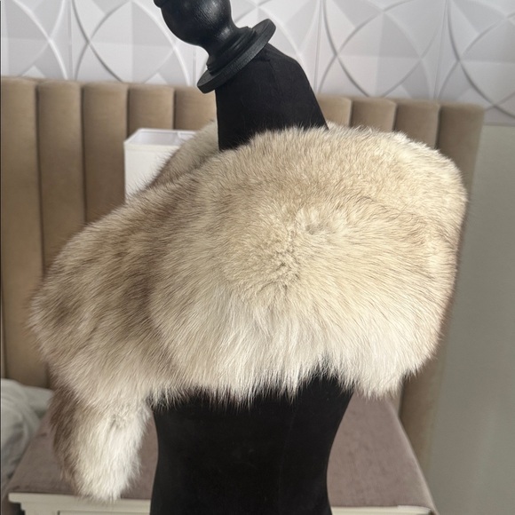 Sold / SAGA FOX FUR STOLE WRAP - Picture 2 of 16